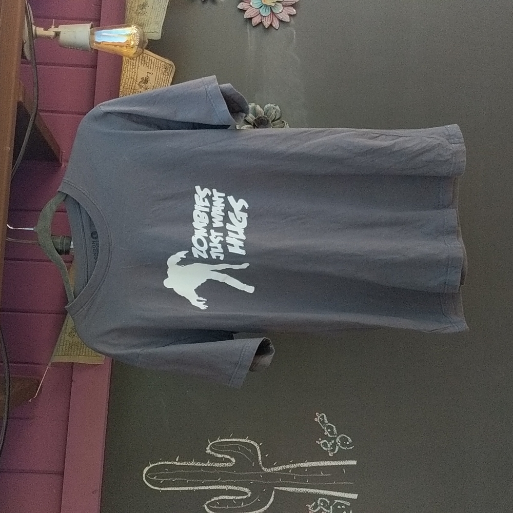 Zombies just want Hugs Men's T-shirt